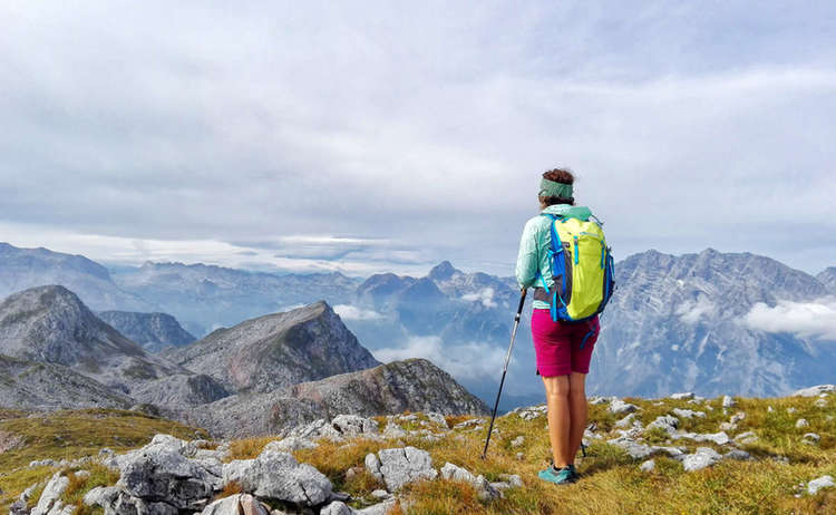 Bergführerin Nina Schlesener blickt über die Kleine Reibn