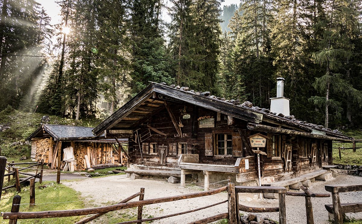 Die Brennhütte der Enzianbrennerei auf der Priesbergalm