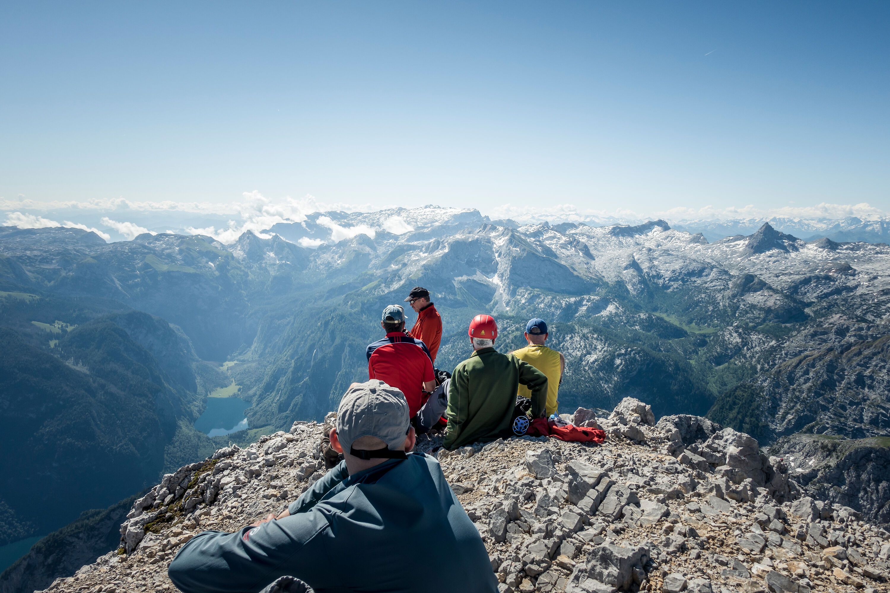 Verdiente Pause an der Watzmann Südspitze mit Panorama ins Steinerne Meer