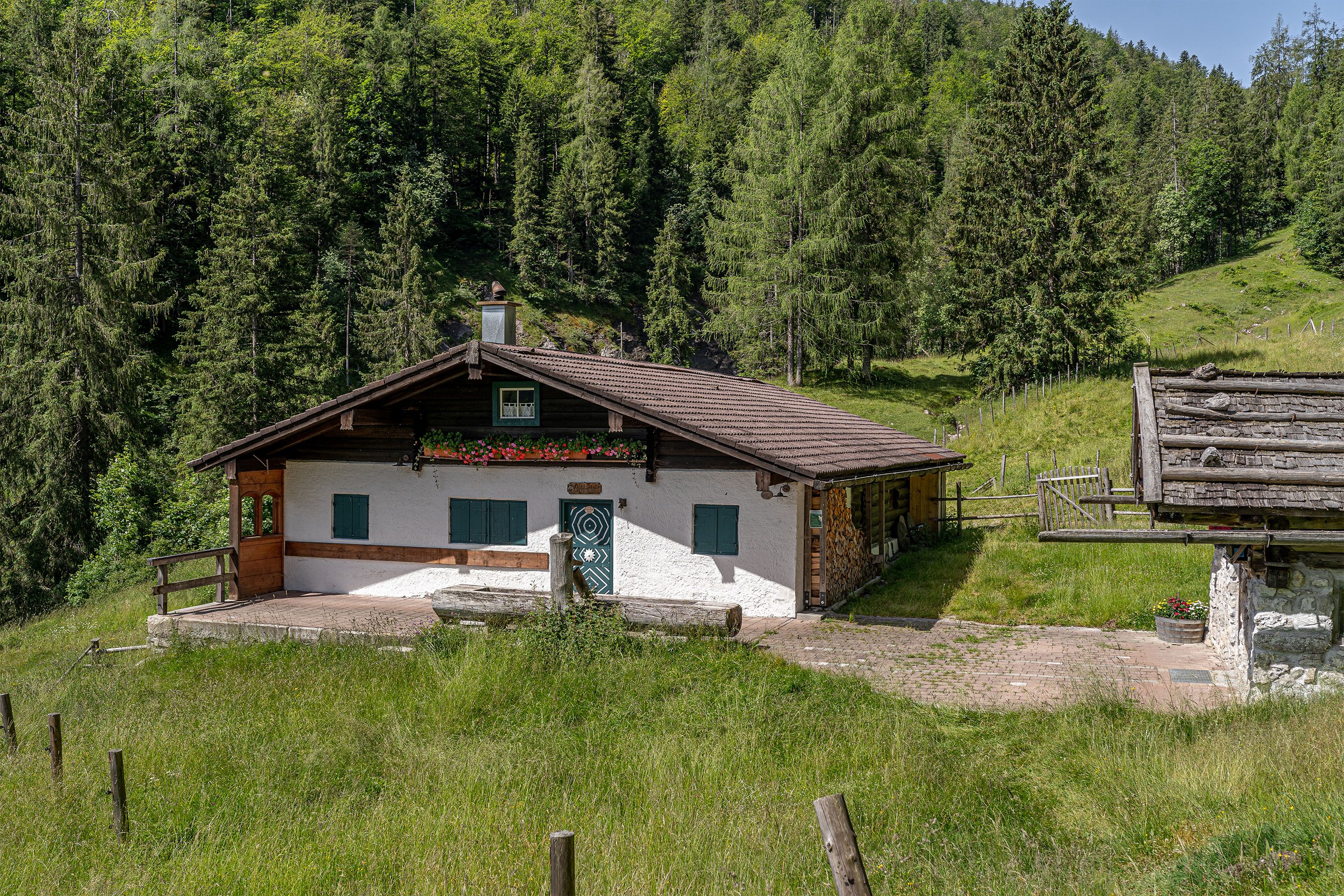 Die Bichler Alm ist eine architektonische Besonderheit: Es ist nämlich das einzig bekannte Beispiel, wo die Bauform des Berchtesgadener Zwiehofes auf der Alm verwirklicht wurde
