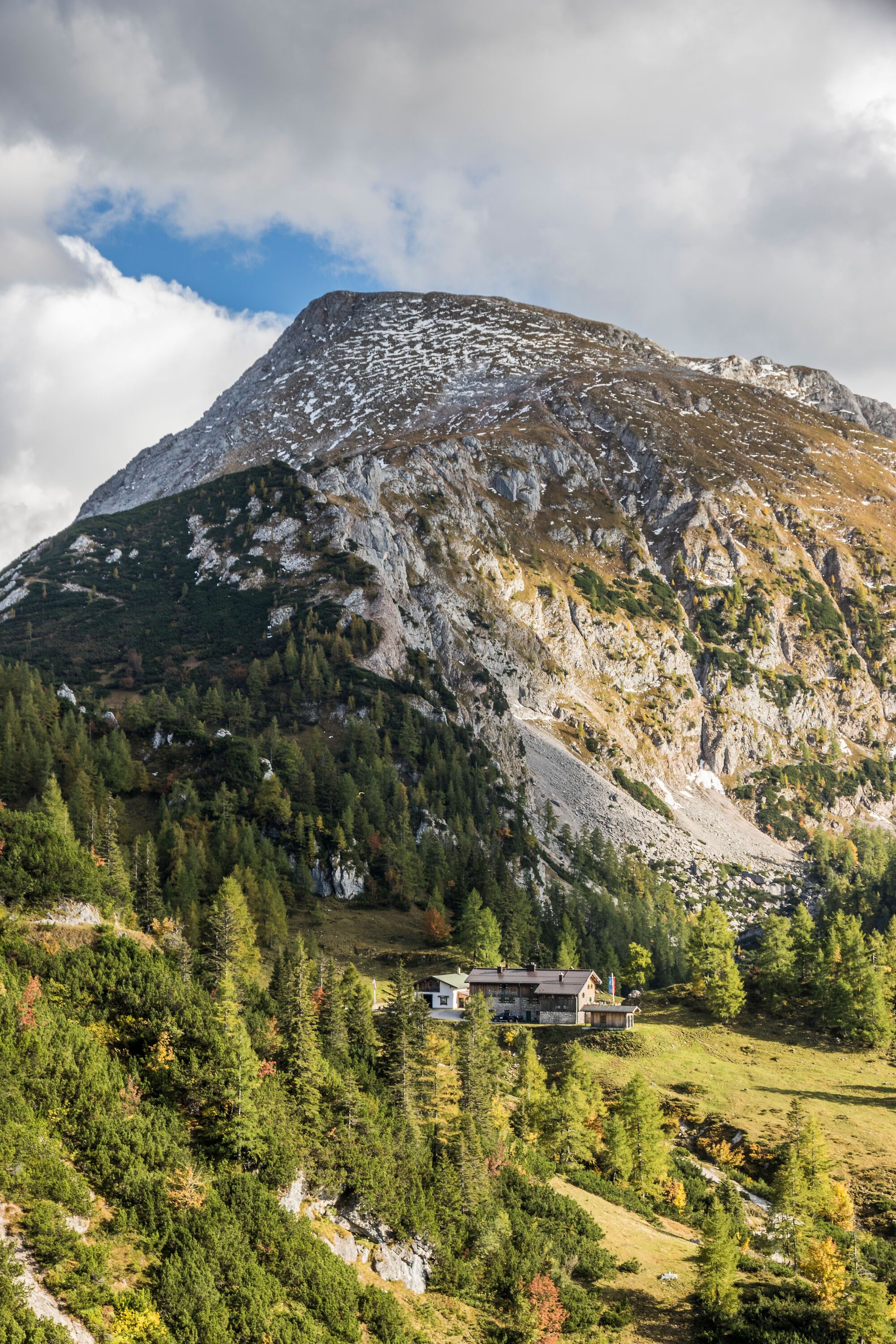 Das Schneibsteinhaus vor seinem Namensgeber, dem 2.276 Meter hohen Schneibstein