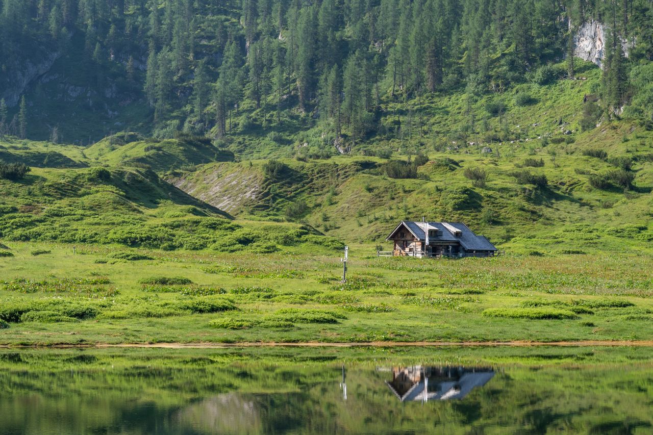 Die Brennhütte der Enzianbrennerei Grassl am Funtensee