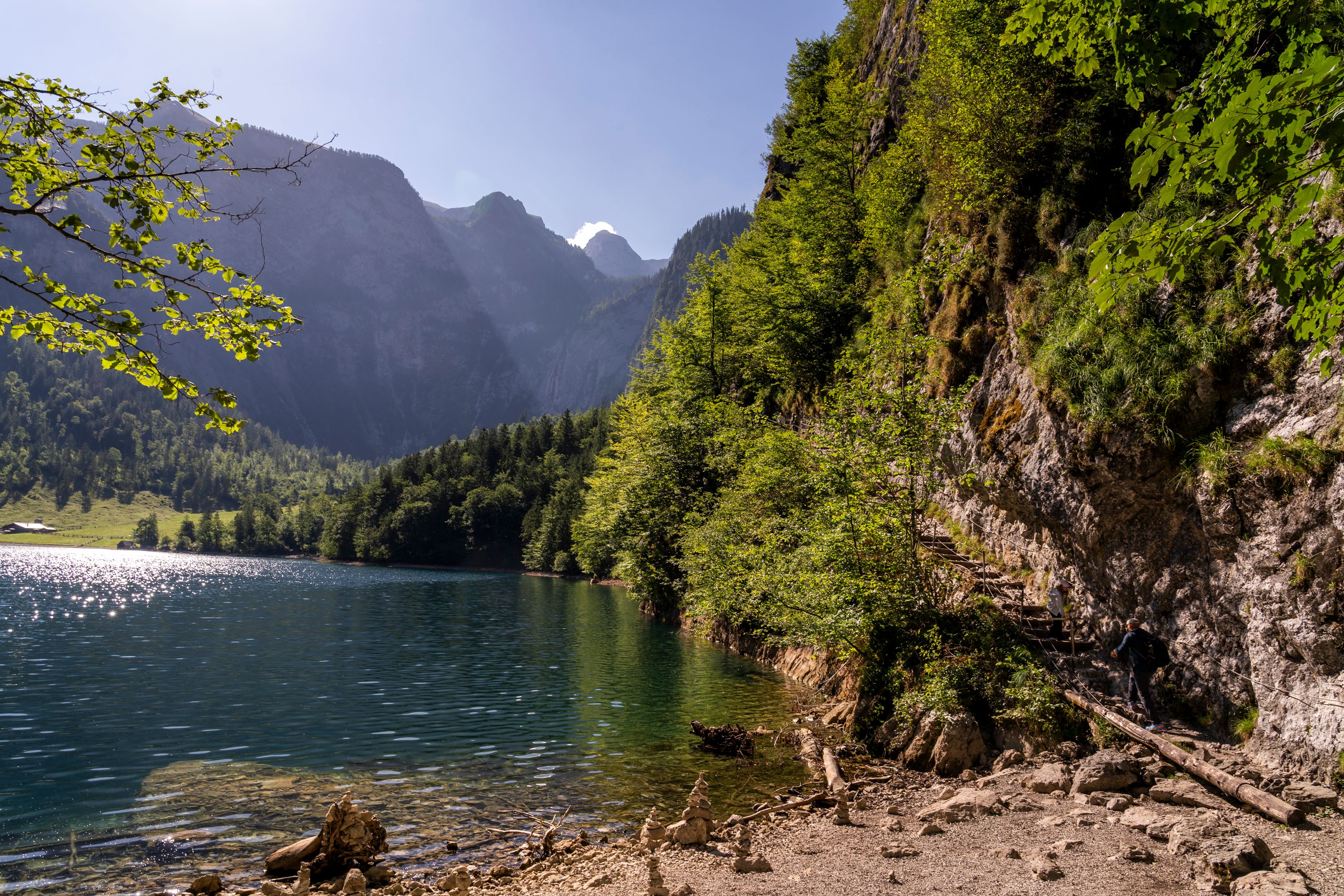 Am rechten Ufer des Obersees führt der Wanderweg zur Fischunkel