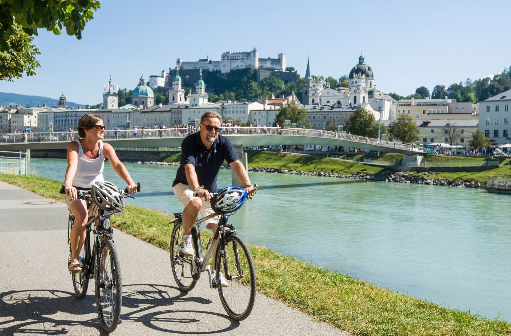 Radfahrer am Ufer der Salzach in der Salzburger Altstadt