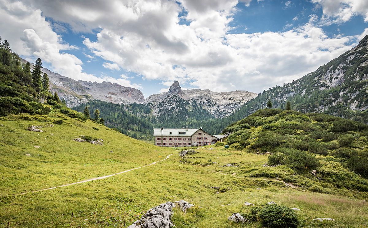 Das Kärlingerhaus, im Hintergrund das Schottmalhorn