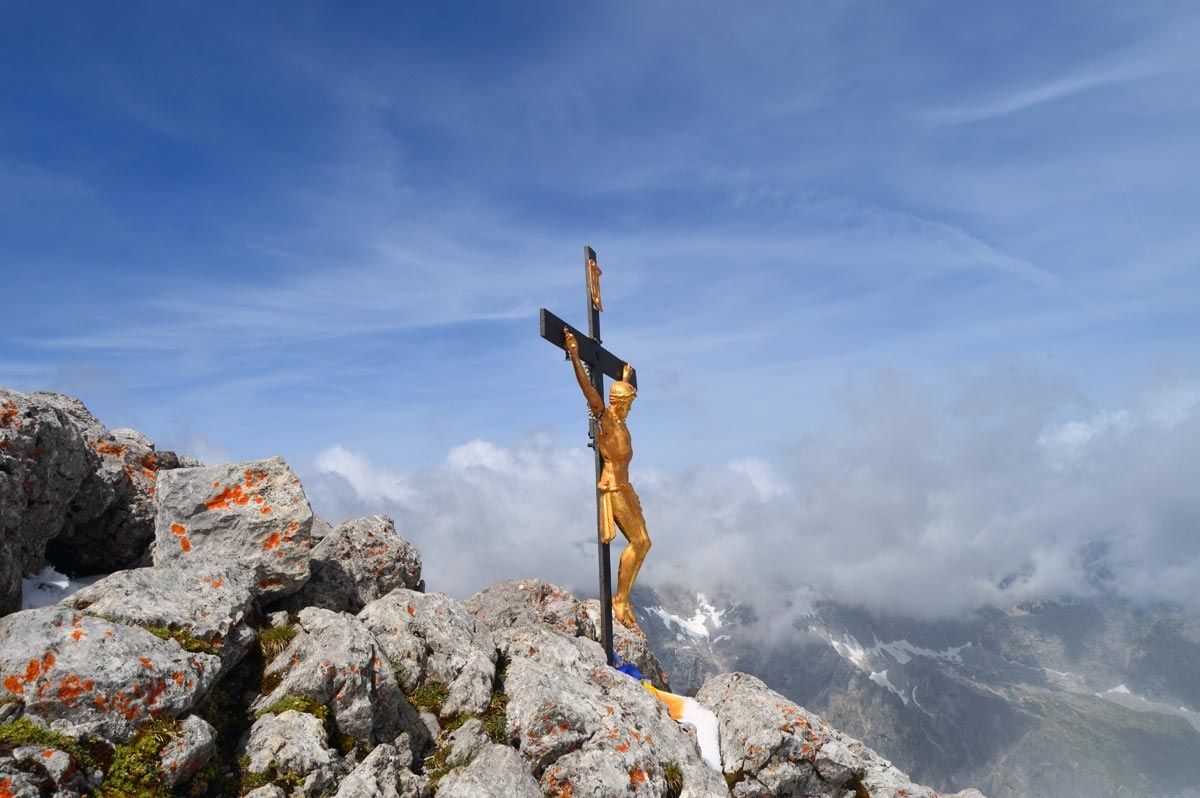 Das Gipfelkreuz am Watzmann Hocheck auf 2.651 Metern Höhe