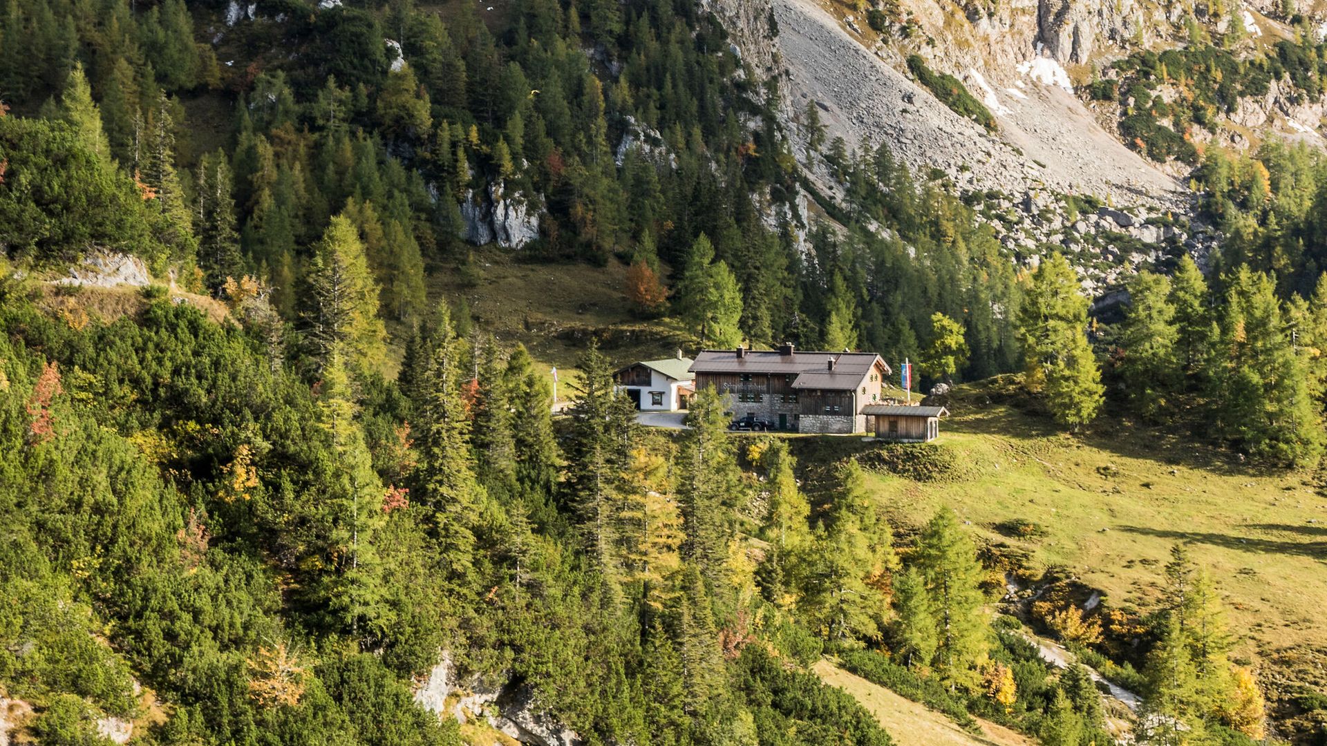 Das Schneibsteinhaus vor seinem Namensgeber, dem 2.276 Meter hohen Schneibstein