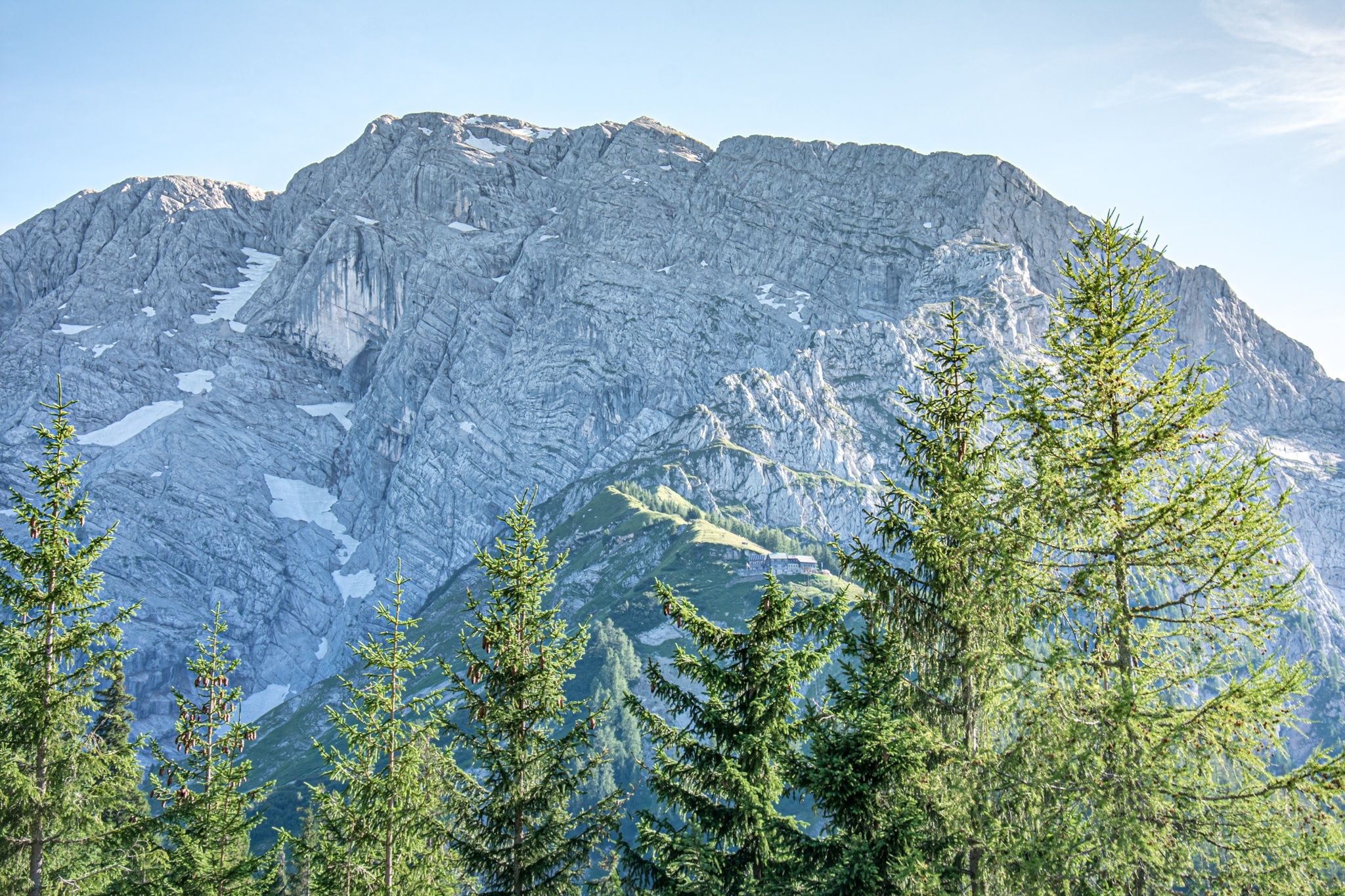 Blick zu Purtschelllerhaus und Hohem Göll
